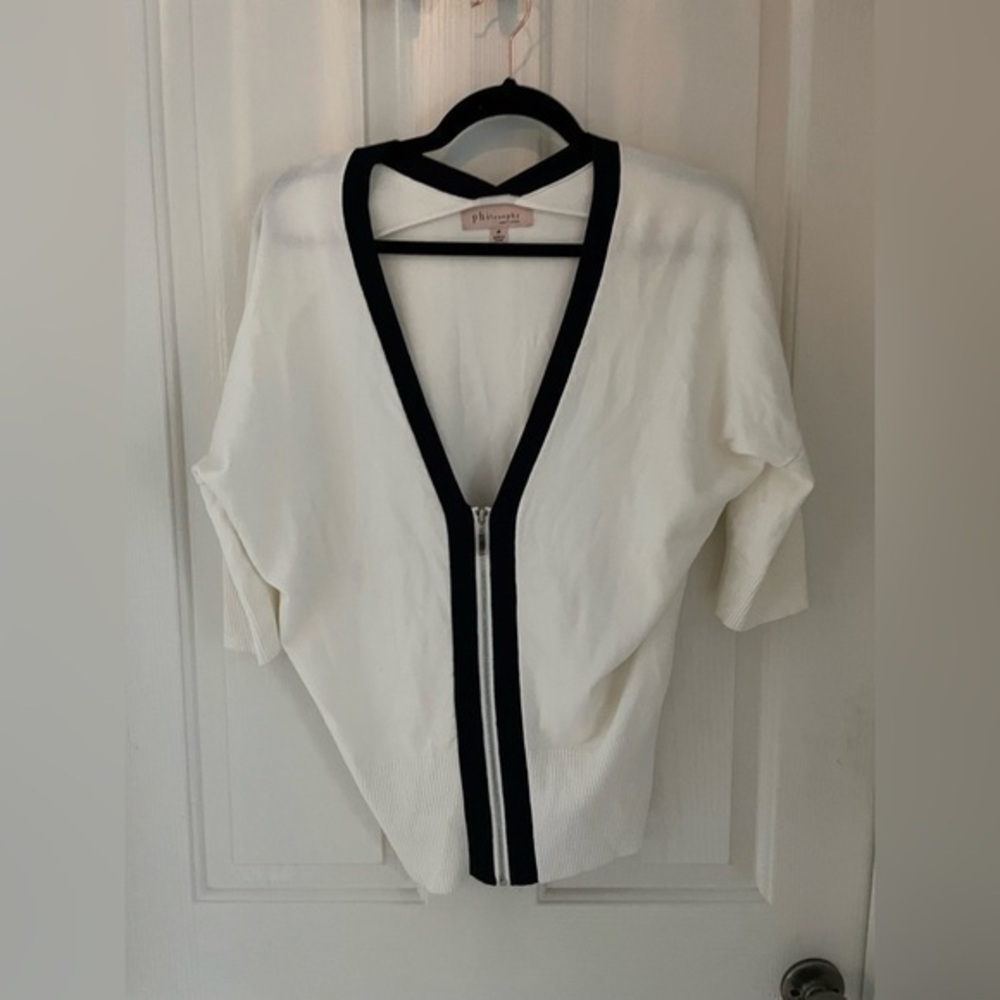 Short sleeve sweater size medium, Philosophy, black and white